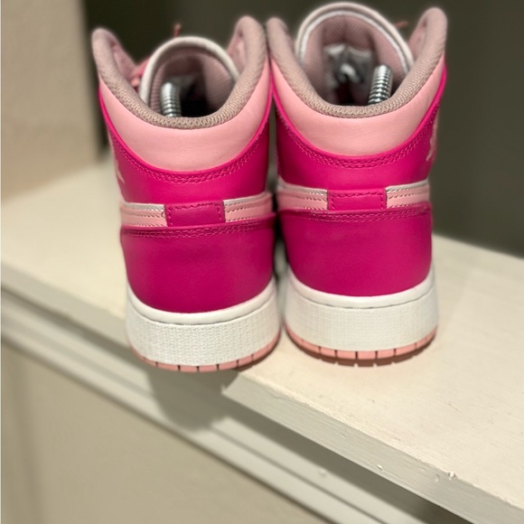 Air Jordan 1 Mid Fierce Pink 2023 GS Size 7Y / Womens Size 8.5 - Picture 4 of 9